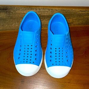 Native Shoes Kids - Jefferson Slip-on Resting Blue/ Shell White